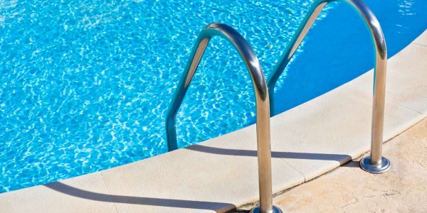 Come prevenire e risolvere l'intasamento di una piscina a skimmer
