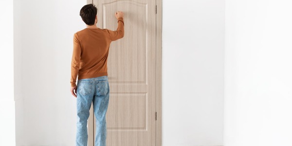 Guida al montaggio di una porta interna: come fare in pochi e semplici passaggi